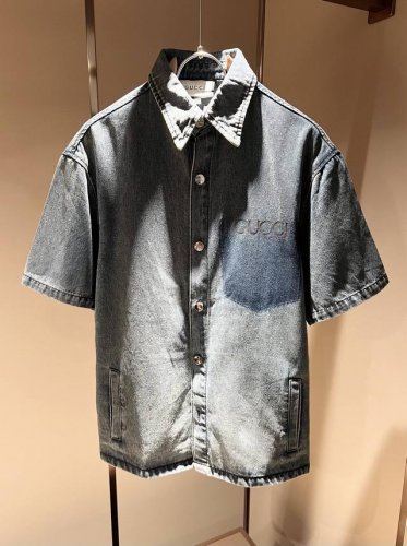 gucc*古家 2025春夏新款男女同款牛仔衬衣，男女同款！贸易公司渠道稀出，同步官网发售 ！ 新时尚元素设计！胸前标识Logo印花设计！为全新系列注入满满活力