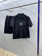 prad* 普拉达 男士徽标饰Re-Nylon百慕大短裤套装，原版定制高密度尼龙，更加轻薄柔软，手感爽滑，松紧系带，短裤内置网格内里，精细手工，每一个生产流程都