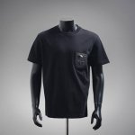 prada 普拉达 25Ss 三角标皮牌口袋短袖 采用32支双纱280克高克重纯棉面料，同缸同染定织螺纹，厚织感加上紧密纺纱工艺，不会影响面料的透气性，成色的饱