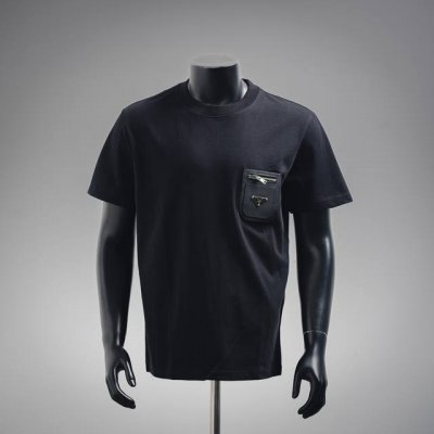 prada 普拉达 25Ss 三角标皮牌口袋短袖 采用32支双纱280克高克重纯棉面料，同缸同染定织螺纹，厚织感加上紧密纺纱工艺，不会影响面料的透气性，成色的饱