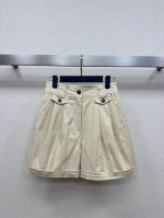 25Ss Lv春夏新款 卡其色压褶短裤 高腰A字剪裁 压褶卷边设计 定制开模Logo扣饰的点缀 精致又时髦 优雅时尚兼备休闲通勤款 一色Sml.