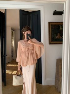 款号G25040916 Chloe新款 高端定制真丝混纺面料、夏季必备仙女穿搭 气质甜美压褶拼接性感透视纱木耳边设计七分袖百搭P！杏色、粉色、36.38.40.