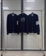 外套 Tb24Fw后背玫瑰拉链外套 做工精细领口做了环绕收花针小V领 特殊设计修饰颈部线条效果 门襟2 5Cm原厂织带装饰 经典4Bar 面料采用了进口羊毛材质