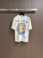 dior 2025Ss早春新款手绘涂鸦图案圆领短袖T恤，纯棉面料，上身柔软，舒适透气，质感十足！做工精细！饰以手绘涂鸦 图案，Dior字母标识点缀衣身。经典圆领