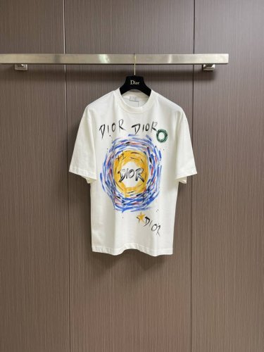 dior 2025Ss早春新款手绘涂鸦图案圆领短袖T恤，纯棉面料，上身柔软，舒适透气，质感十足！做工精细！饰以手绘涂鸦 图案，Dior字母标识点缀衣身。经典圆领