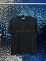 moncler 蒙口 春夏最新款 字母图案 纯棉面料 极为亲肤舒适 摸上去手感非常的柔软 质感很好 做工细致 完美体现立体感 符合品牌一贯的设计风格 整体非常不