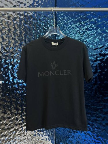 moncler 蒙口 春夏最新款 字母图案 纯棉面料 极为亲肤舒适 摸上去手感非常的柔软 质感很好 做工细致 完美体现立体感 符合品牌一贯的设计风格 整体非常不