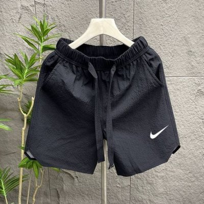 耐克Nike夏季男士中性风泡泡纱百搭休闲短裤情侣时尚潮流宽松沙滩五分裤男 此款采用风泡泡纱面料非常有质感面料轻薄夏天穿上犹如薄纸非常舒适透气 印花采用pu印花百