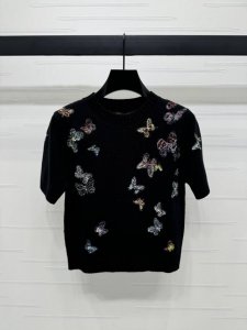 上新原单高端品质 Dio* 2025春夏最新系列！蝴蝶刺绣圆领针织短袖！定制羊毛针织纱线织造 质感高级 通体蝴蝶刺绣图案 满是盎然生机与生命力 颜色吸睛但不过分