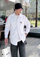 衬衫外套 Os版型 男女都可驾驭 面料使用斜纹纱卡全棉面料 纹路清晰流畅 不易起皱 不褪色 康丽直喷重影工艺复杂反复 做好成衣后还要经过高温固色 经过70多度的
