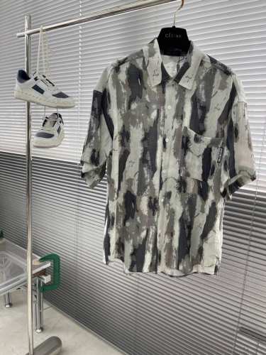 balenciag 25Ss短袖衬衫 面料采用了以棉纤维为主制成的，它具有柔软舒适、吸湿性强等特点。棉质衬衫适合在春夏季节穿着，因为棉纤维的透气性可以帮助身体保