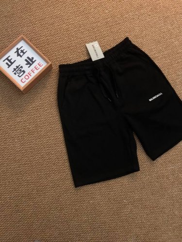 balenciaga 巴黎世家夏季最新款基础五分休闲短裤 采用重磅华棉面料，触感柔和、垂感强，穿着体验感好 4-5级水洗色牢度不易褪色 面料采用水洗印染工艺 水