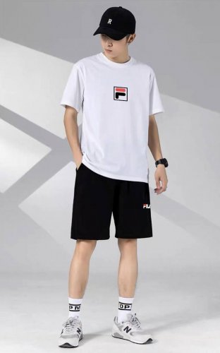 puma 彪马经典短袖短裤运动套装！百搭不挑人！ 本款T恤采用纯棉面料！吸汗透气，贴身柔软！ 腰部松紧带抽绳，拉链口袋，运动時候可以放手机钥匙，非常方便！ 上身
