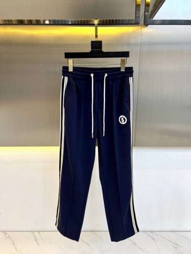Ysl圣罗兰、25新款休闲直筒裤.极具代表性的马吉拉织带新品休闲裤装，经典复古理念重塑了街头运动风格裤线.上身效果Nice.优选莫斯科百分百高密度罗纹棉面料.手