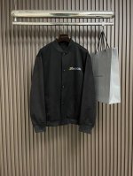 lv 2025Ss四叶草彩钻烫钻棒球夹克，定制羊毛混纺新疆长绒棉面料，领口螺纹采用紧密1X1同缸定染弹力螺纹，口袋处采用麂皮皮革拼接缝纫工艺，完美还原后背老花刺