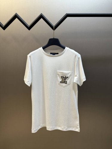 航海系列Nautical pocket字母短袖 本款 T 恤取材舒软棉质针织 以略微收腰的廓形升级日常造型 胸带刺绣 Lv 字母灵动演绎航海绳结 巧妙道出 Na
