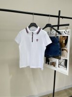 白色网球风Polo短袖T ，面料：珠地棉+氨纶 颜色：白色 Dio25春夏限定新款 白色棉质混纺平纹针织面料三色标志Polo短袖T 这款Polo短袖T来自Vib