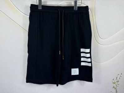 Thom Browne Tb侧边四杠色织短裤，原样打版 订织毛圈纯棉料，32支精梳紧密纺：所有纹织带都是订织纯棉料，订制压边吊坠为纯铜，注意区分细节 男女同款
