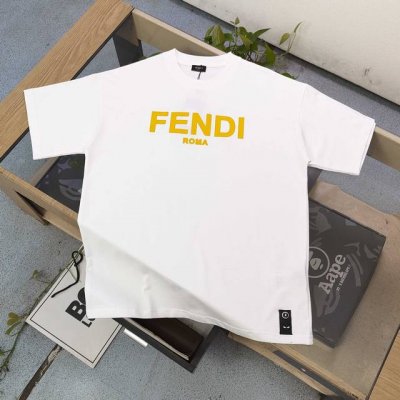 款号 Cx6209 高版本 2025新款Fendi芬迪经典黄标贴皮字母Logo图案休闲情侣宽松短袖T恤 独一无二的活性环保面料染色 32支双纱精梳纯棉爽滑手感