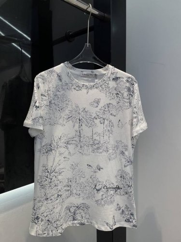 Dior*25新品热带雨林蝴蝶印花T恤，梦幻素描图案，经典版型百搭显瘦不挑人，气质淡雅减龄少女风。搭配纱裙牛仔裤都好看，进口棉麻面料细腻质感超赞。