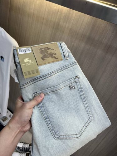 Burberry巴宝莉 2025新品男士牛仔裤 面料舒适弹性好 独家发售 时尚优雅 重工艺设计 采用原色酵母水洗工艺 精选进口重磅丹宁牛仔面料 配定制五金装饰