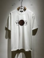 Vers*Ce 范*哲 2025春夏新品原单短袖T恤 Vers*Ce 范*哲 贸易公司渠道 产品 值的推荐短袖T恤 胸前Logo印花压胶图像装饰极为精致凸显渐变