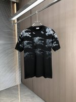 Bur 巴宝莉 2025春夏新款 圆领短袖 满印网点印花 采用高克重320克双纱精梳棉面料 微宽松版型 面料手感柔软厚实 男女同款 颜色：黑 白 绿 码数：Sm