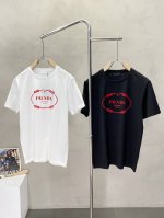 prada普拉达独家专供新款原单男士休闲短袖 高端定制 高端版本 时尚百搭爆款进口面料 手感超柔软细腻 穿着亲肤舒适 高端精品 代工厂p精细做工 上身非常赞 男