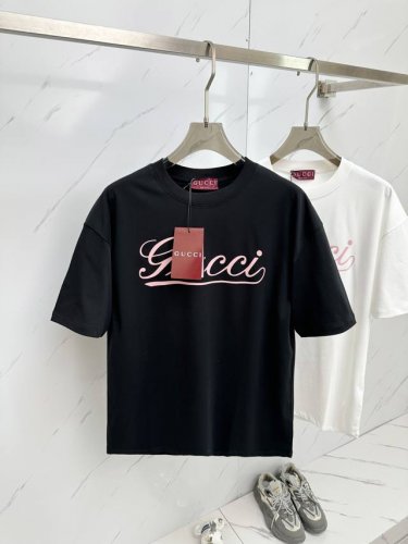 gucci 2025Ss夏季最新品，专柜同步有售，原单狠货，时尚休闲圆领短袖T恤，上身舒适！吸睛而有亮点，采用进口原版面料，顶级工艺字母图案Logo，简单而不失