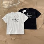 calvin Klein Ck夏季模糊大字母短袖T恤 519 -面料采用280G双纱爽滑棉，双纱的质感加上爽滑手感，面料整体重磅舒适，细节还原原版一比一，亲测上