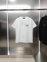 普拉达 prada 2025春夏新款男女同款短袖T恤！ 定制专属300克重双纱纯棉面料 定制原版工艺螺纹 胸前重工重影刺绣字母Logo工艺设计 颜色：黑色 白色