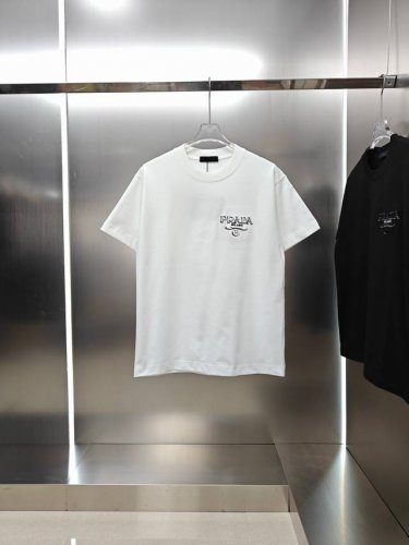 普拉达 prada 2025春夏新款男女同款短袖T恤！ 定制专属300克重双纱纯棉面料 定制原版工艺螺纹 胸前重工重影刺绣字母Logo工艺设计 颜色：黑色 白色