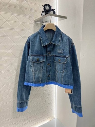 P340 P280Miumi*2025新品上架 拼接牛仔外套短裙套装 定制Yb斜纹棉牛仔面料 透气性佳 柔软亲肤 拼接翻领外套剪裁 多重酵素水洗工艺处理 还原