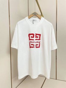 纪梵希2025新款4G T恤 中国红植绒4G 特别喜庆 象征着鸿运当头 诸事顺利 双层螺纹领口 肩部通肩压条 280克纯棉面料舒适透气 黑白双色 男女同款 码数