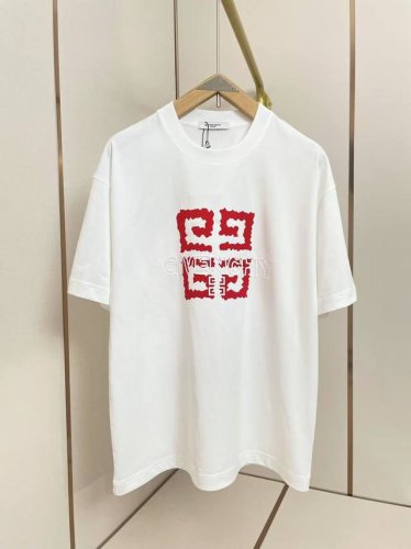 纪梵希2025新款4G T恤 中国红植绒4G 特别喜庆 象征着鸿运当头 诸事顺利 双层螺纹领口 肩部通肩压条 280克纯棉面料舒适透气 黑白双色 男女同款 码数