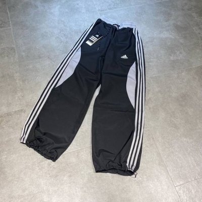 adidas阿迪达斯 三条杠拼色休闲运动直筒长裤情侣款 Color: 黑色 Size: M-Xl M 腰围80 臀围116 裤长100 Cm L 腰围84 臀围