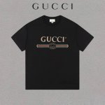 Gucci 古驰 标语印花双G印花字母百搭短袖T恤男女同款 面料：240克双纱高密度纯棉面料 - 工艺: 整件衣服采用精密压花工艺 - 男女同款均可驾驭 - 尺