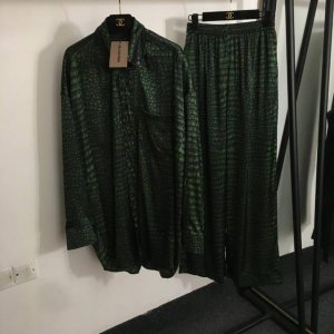款号20253256 Balenciag*新款家居风睡衣套装 鳄鱼纹印花 气质长袖休闲衬衣+松紧腰阔腿长裤 绿色 Sml S码 肩宽63 胸围,140 袖长54