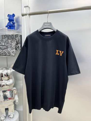 lv 路易 高克重 2025夏季新款拖拉机大幅印花Logo最新品短袖 Dd 专柜同步有售，原单狠货，时尚进口原版科技面料，上身舒适透气，原版定制五金辅料，上身帅