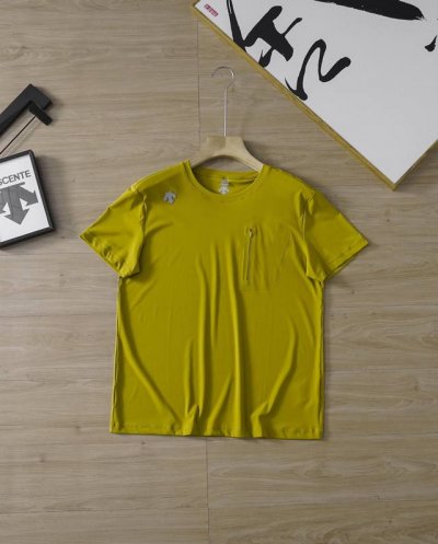 Descente 迪桑特四色机能三防面料速干T桖 休闲户外 吸湿 冰感排汗速干T桖这款圆领衫设计简约，适合各种高强度活动时穿着。弹性面料 ，舒适透气，可迅速吸湿