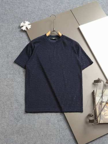 Fendi 芬迪微宽版型Xs-L 新款独家限定 25年最新最顶级 满印花Logo暗纹毛巾绣字母Logo 双袖后背格纹贴布 精美重工艺 280克洗水面料T恤作为奢