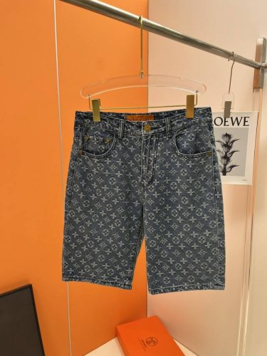 lv 2025夏季新款男士牛仔裤短裤，重工艺高级定制面料透气面料 透气弹力舒适度极高，细节无可挑剔，顶级辅料配备，原版Logo设计理念，手感细腻柔软！上身版型超
