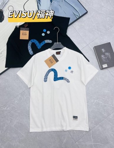 福神庇佑，潮力全开 当传统福神遇上街头潮流，这件短袖T恤便是行走的开运符！精选 %纯棉面料，如云朵般柔软亲肤，透气不闷汗，让夏日穿搭回归自在舒适。衣身福神印花以