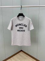 Moncler 25春夏新品植绒印花标识短袖T恤，正面点缀焕新撞色植绒徽标印花标识设计，采用定制80支双股丝光棉面料；黑色 白色 红色 花灰 S～Xxxl 黑白