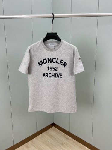 Moncler 25春夏新品植绒印花标识短袖T恤，正面点缀焕新撞色植绒徽标印花标识设计，采用定制80支双股丝光棉面料；黑色 白色 红色 花灰 S～Xxxl 黑白