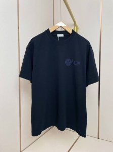 迪奥 X 石头岛最新联名T恤 标识融入石头岛经典罗盘 低调的同时又透露迪奥大牌的尊贵 肩部通肩压条 280克纯棉面料舒适透气 黑白双色 男女同款 码数S-Xxl