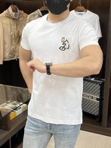 主推 Hermes 25Ss新款皮革T恤爱马仕这款短T采用全棉面料制作而成 前胸饰有 H puzzle 可水洗羊羔皮迷你贴饰 版型超正 款式新款独特 强烈推荐