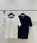 简洁大方的芬迪Fendi短袖来了！采用经典字母提花徽标设计，圆领剪裁展现优雅颈部线条。短袖款式，适合四季穿搭。赶快抢购，尽享时尚与品质的双重魅力！S M L