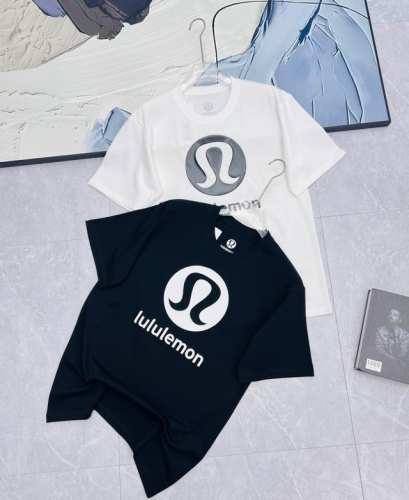 Lululemon 露露 经典Logo短袖T恤，风格简单大方，特具吸引力！版型不挑人，可盐可甜 基础搭配谁穿都好看！版型整体宽松舒适，很Nice 时髦白搭～ 品