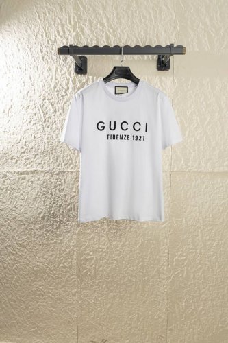 款号Q11 Gucci古驰早春新款字母刺绣短袖T恤。 传统设计以全新印花和纷繁刺绣细节焕新演绎。这款米白色针织棉T恤匠心点缀新版“Gucci1921”刺绣，焕新